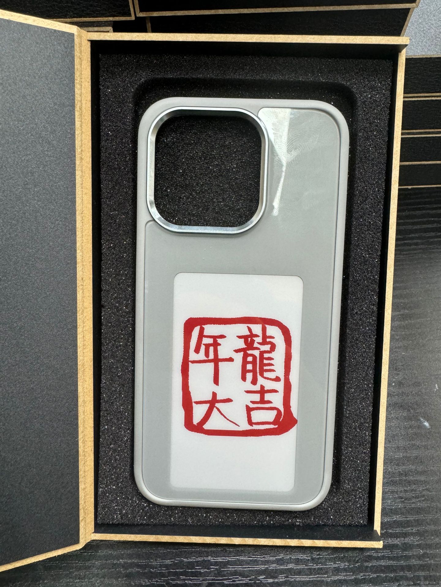 Infinite Display Phone Cover - Battery-Free E-Ink Personalized Screen Case